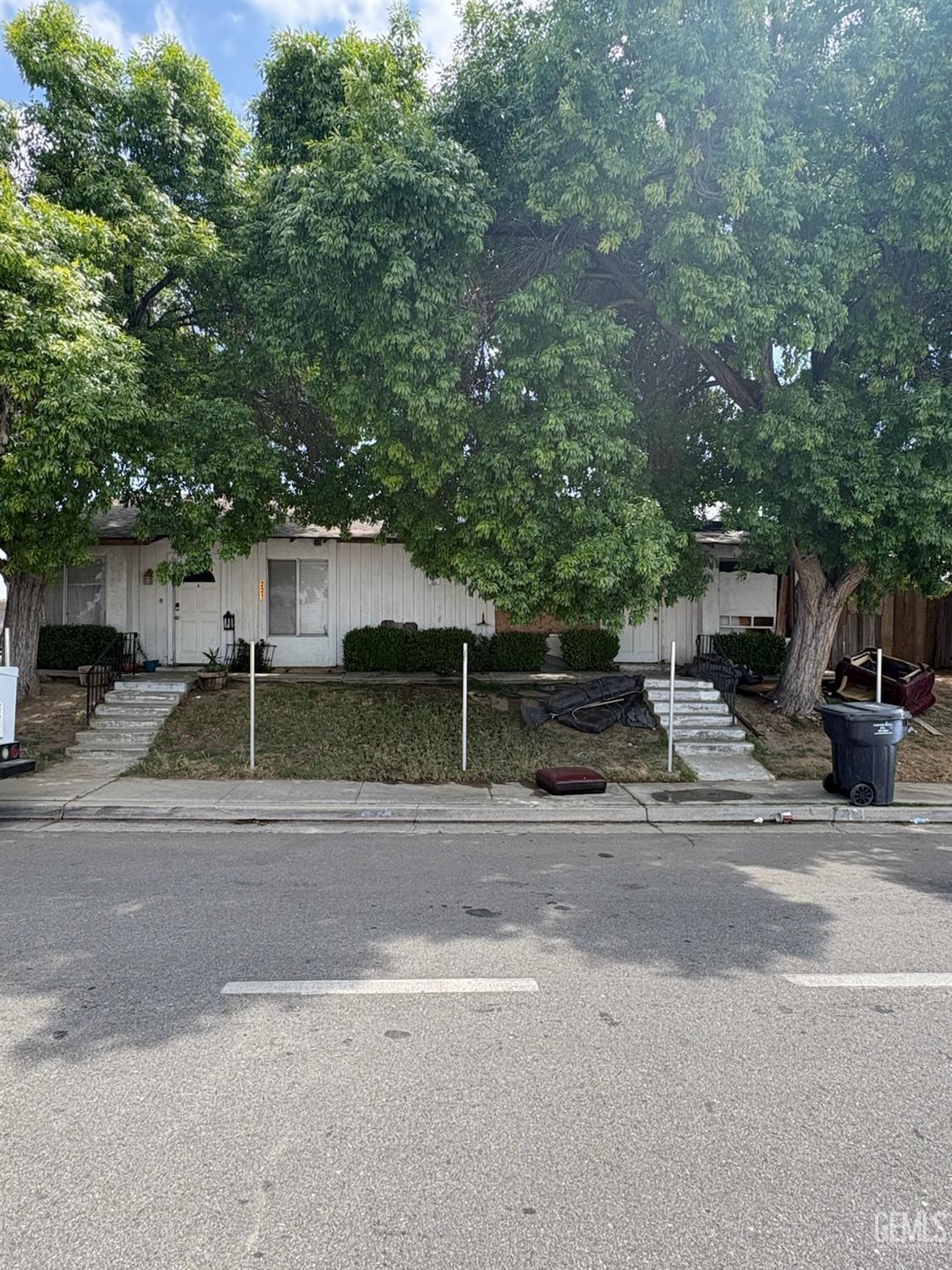 221 Universe Ave, Bakersfield, CA 93308 front exterior